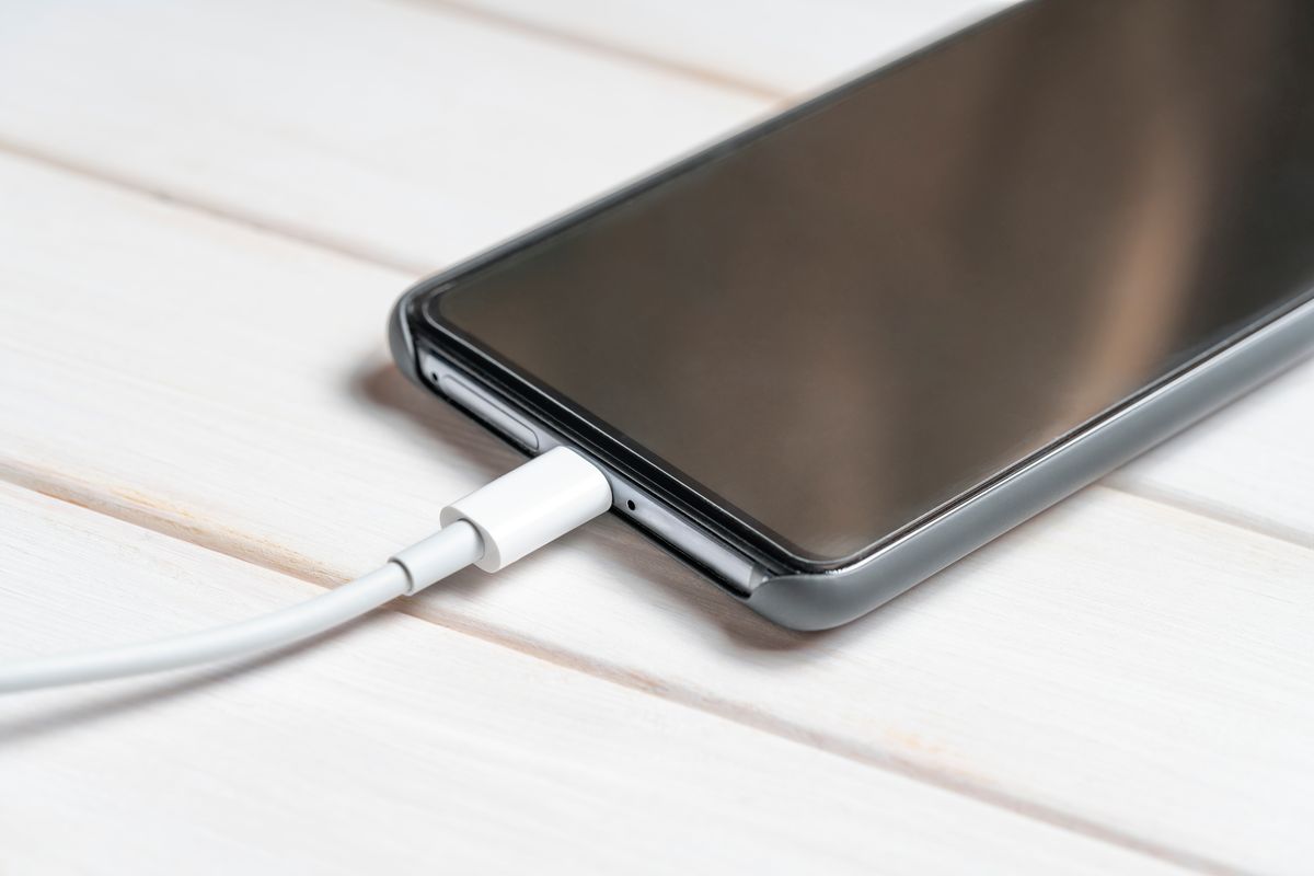 La batteria dello smartphone si scarica in un lampo? Attenzione a virus e truffe!