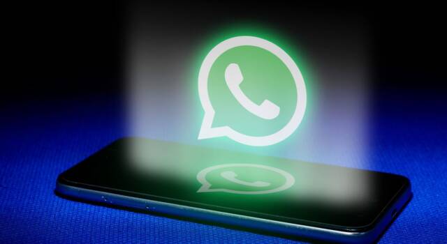Truffa WhatsApp e via mail a luci rosse: TUTTO FALSO! Non caschiamoci