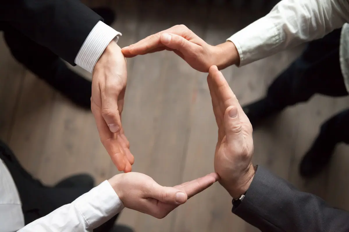 mani cooperazione uomo donna