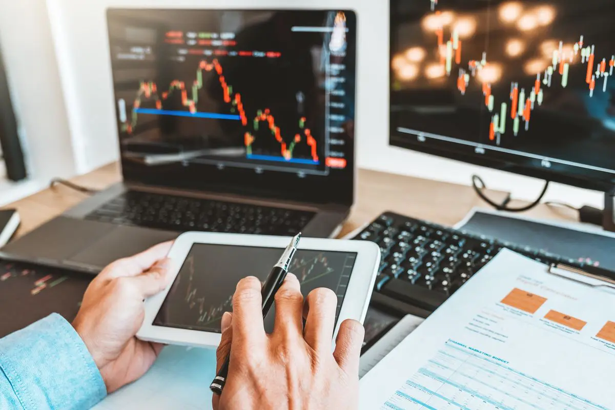 esperto investimenti affari borsa azioni