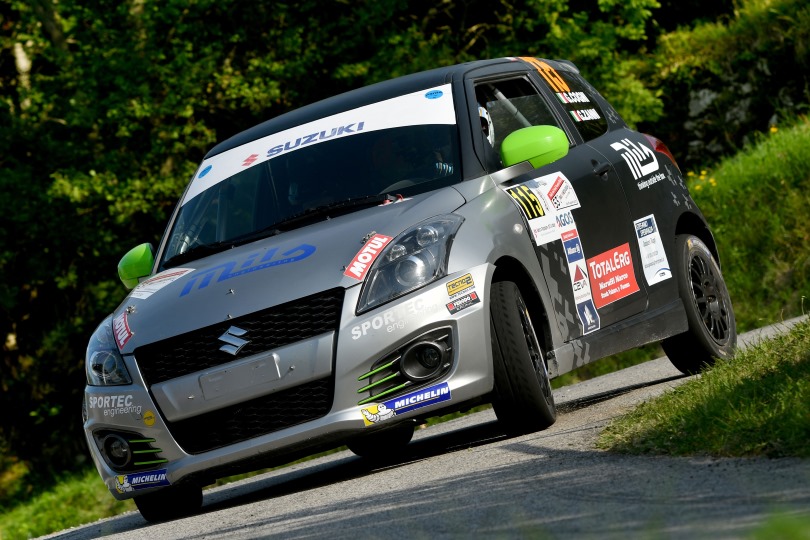 Una Suzuki Swift impegnata in un rally su asfalto