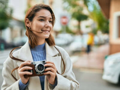 ragazza giovane turista macchina fotografica