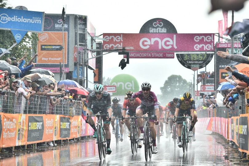 Giro d’Italia 2018, Elia Viviani vince la volata di Iseo. Simon Yates in Rosa