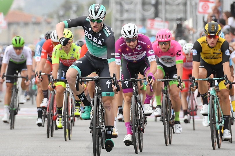 Giro d’Italia 2018, Bennett beffa Viviani sul traguardo di Praia a Mare. Yates sempre in Rosa