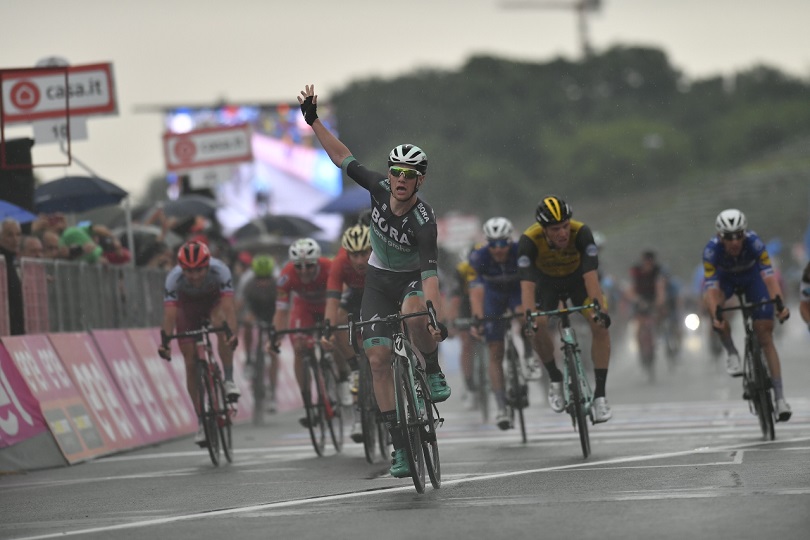 Giro d’Italia 2018, volata maestosa di Sam Bennett a Imola. Yates in Rosa