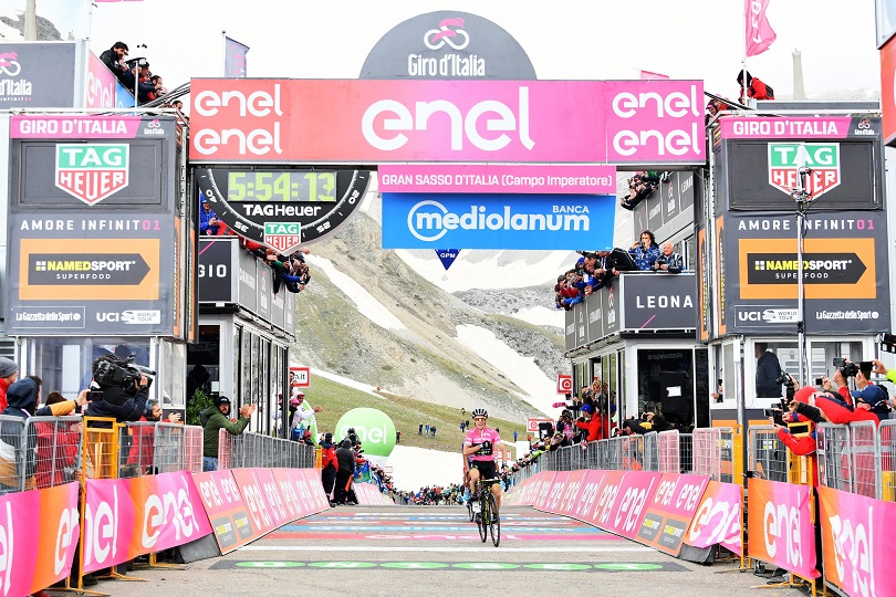 Giro d’Italia 2018, Simon Yates domina il Gran Sasso. Froome e Aru, addio Rosa?