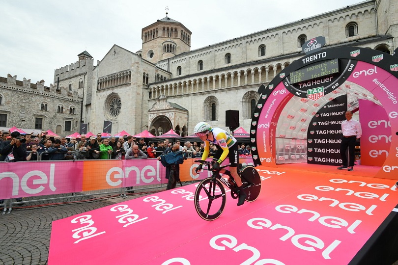 Giro d’Italia 2018, Rohan Dennis fa sua la crono di Rovereto. Simon Yates si difende
