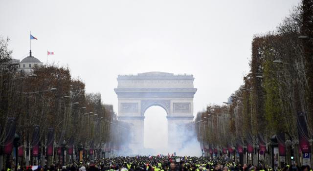 Gilet gialli in piazza a Parigi, scontri con la polizia