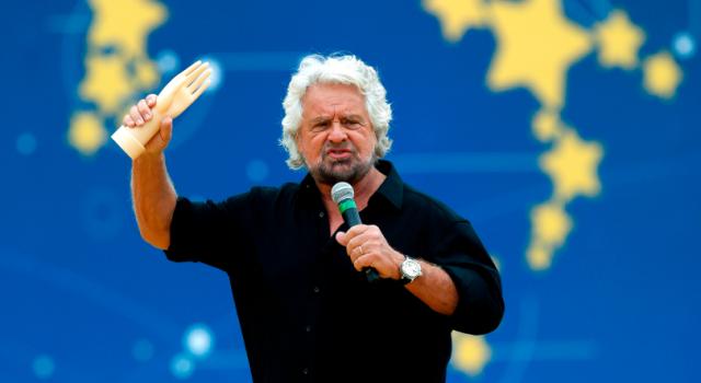 Beppe Grillo contestato a Torino dai no vax