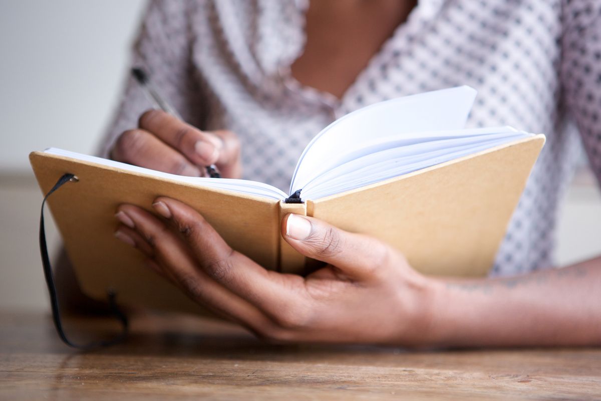 Ragazza scrive su quaderno