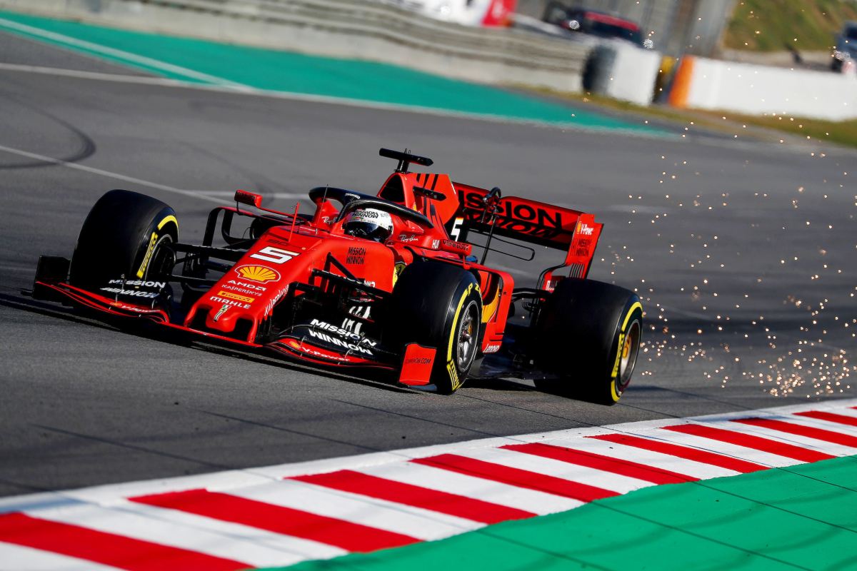 Vettel si riprende il primo posto in casa Ferrari, Leclerc cede: “Non sono al suo livello”