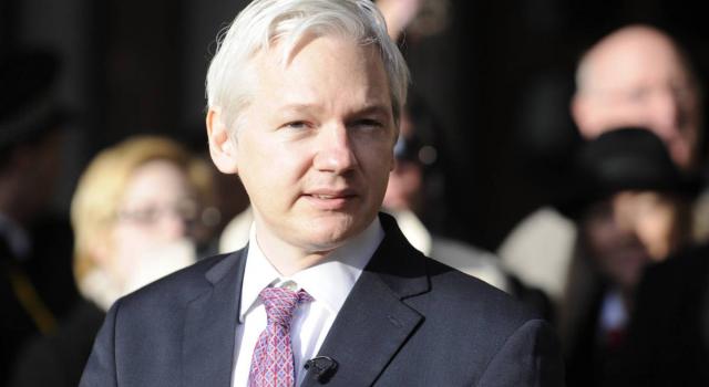 La moglie di Julian Assange: &#8220;Ha avuto un mini-ictus in carcere&#8221;