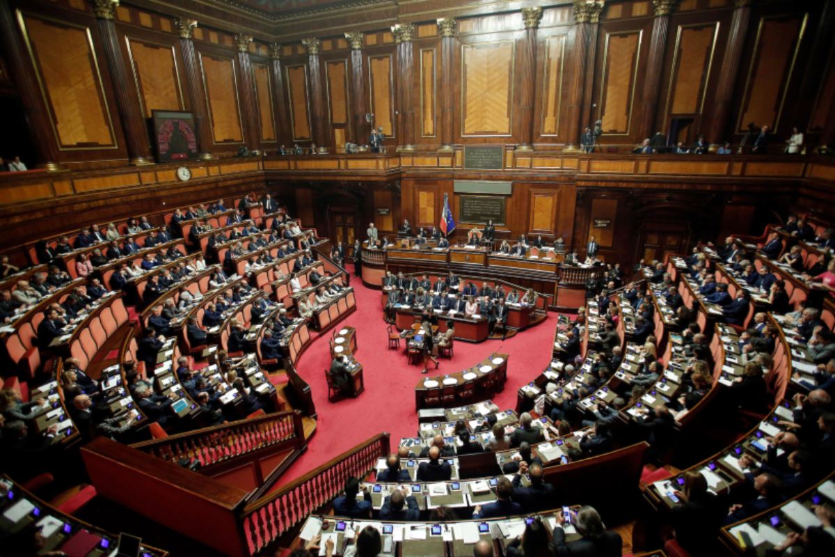 Polemica in Senato, il PD occupa i banchi di Governo