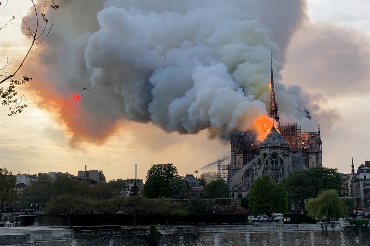 Notre-Dame in fiamme a causa di un bug informatico?