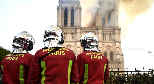 Incendio a Notre-Dame, Vittorio Sgarbi: Questo pianto generale è inutile