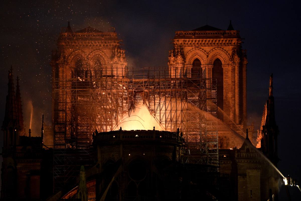 Parigi, la cattedrale di Notre-Dame devastata da un incendio: le foto e i video