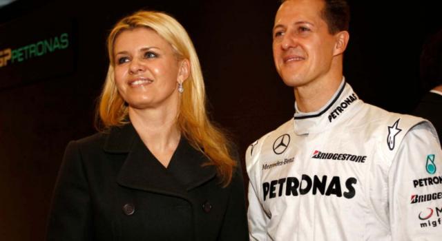 La moglie di Schumacher rompe il silenzio: &#8220;Mi manca ogni giorno&#8221;