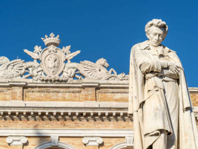 Recanati statua giacomo leopardi