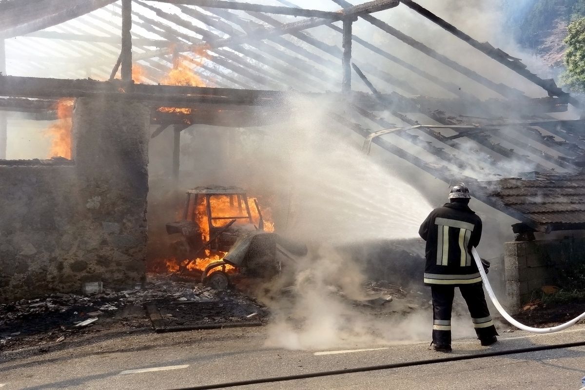 Incendio in un deposito ad Aversa, paura per la nube tossica: le immagini