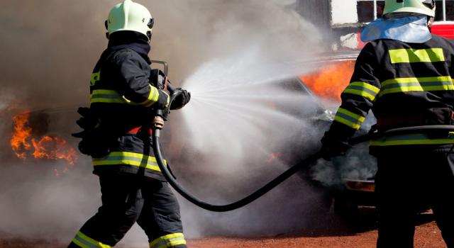 Fulmine colpisce un deposito di rotoballe, vasto incendio a Rimini