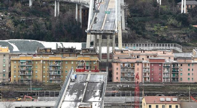 La prima macchina attraversa il nuovo Ponte di Genova. A bordo Salini
