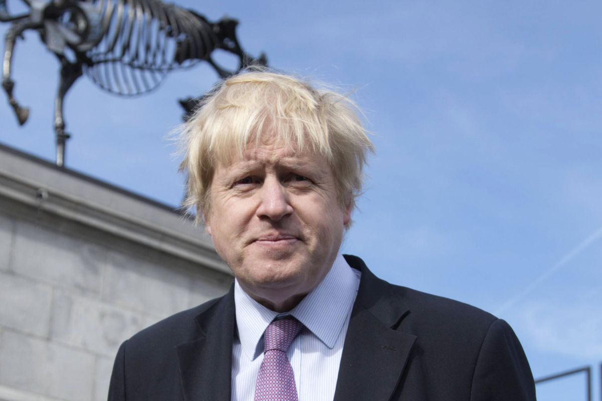 Governo britannico travolto dagli scandali: due ministri si dimettono