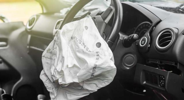 Scoppia airbag in auto, morto un neonato. Come viaggiare in sicurezza con i bambini a bordo