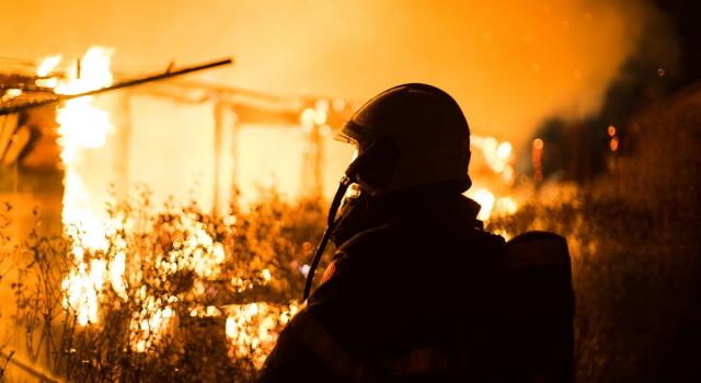 Grecia in fiamme, brucia l&#8217;isola di Evia: centinaia di persone evacuate