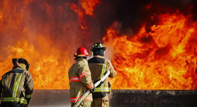 Incendio in una raffineria in Germania, otto feriti