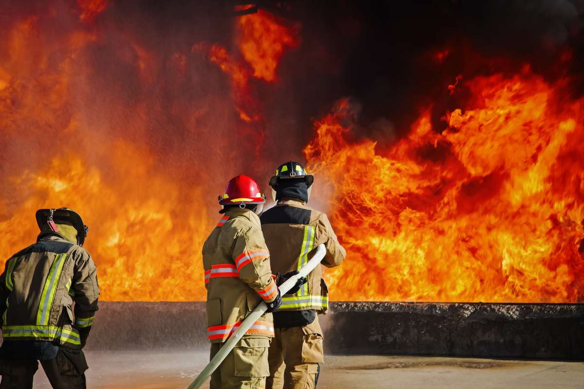 Calci, vasto incendio nel Pisano: sfollati centinaia di abitanti