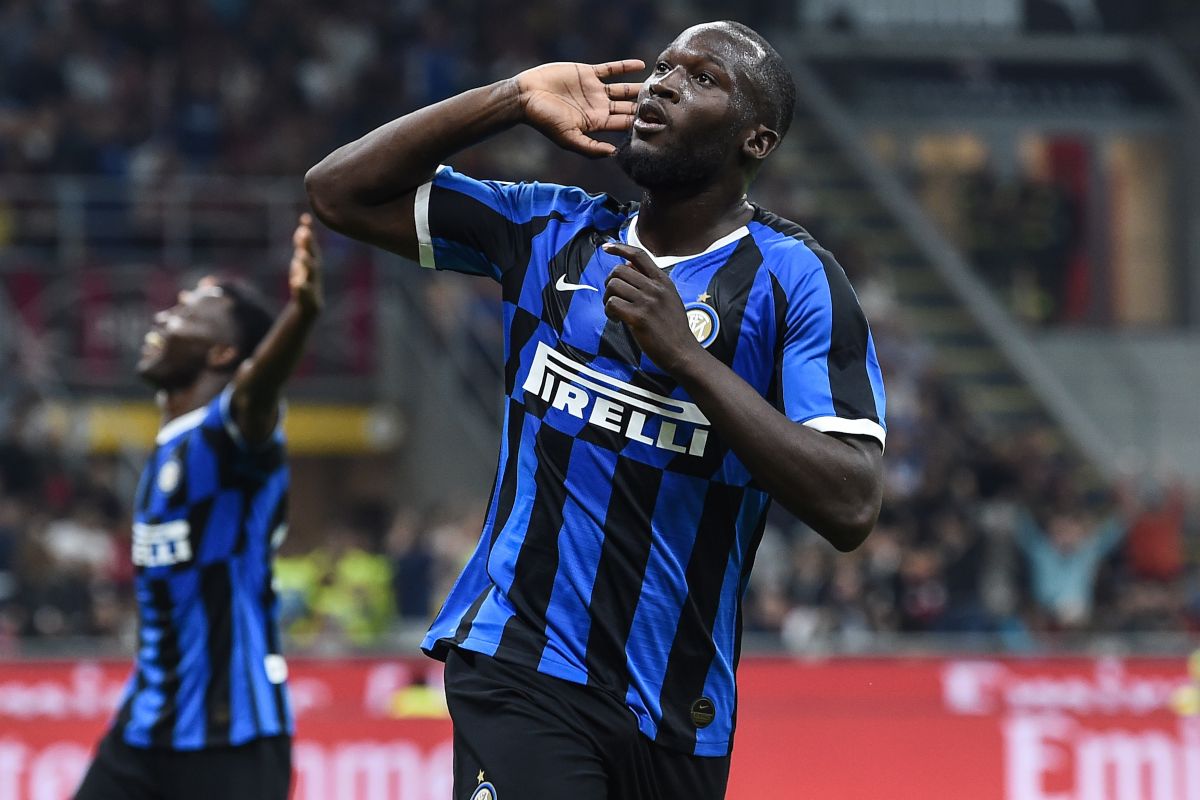 L’Inter presenta la maglia per la prossima stagione. Niente strisce, il nerazzurro è a zig zag (FOTO)