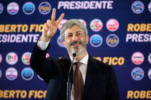 Roberto Fico esulta dopo elezione a Presidente Regione Campania