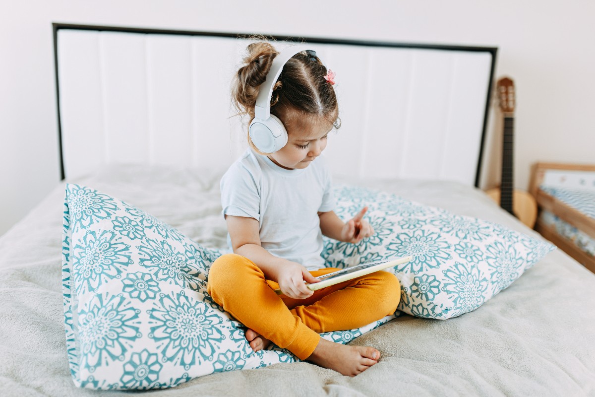 Bambina ascolta musica con tablet