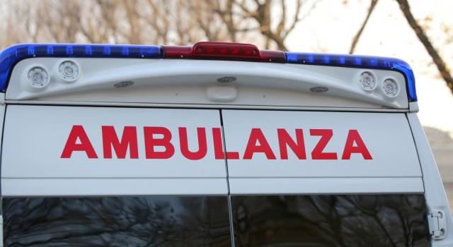 Incendio in casa a Torino, donna si lancia dal terzo piano con la figlia di 8 mesi