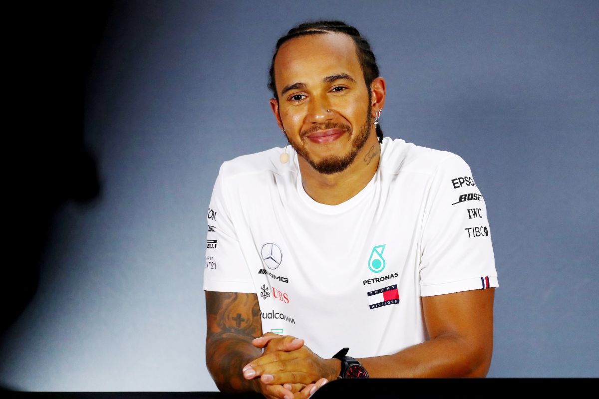 Formula 1, Lewis Hamilton rinnova con la Mercedes fino al 2023