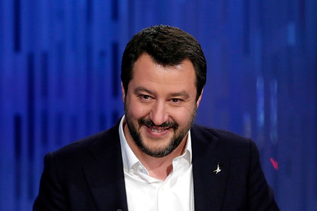 “Divora ciliegie mentre Zaia parla dell’inchiesta sui bambini”, il Pd attacca Salvini. Il leghista: “Sono da ricovero”