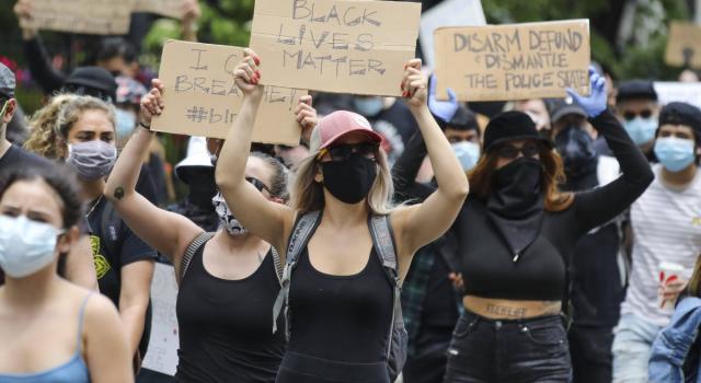 Scontri tra manifestanti di Black Lives Matter e sostenitori di Trump, un morto a Portland