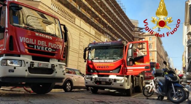 Incendio al Ministero del Lavoro, palazzi evacuati &#8211; VIDEO