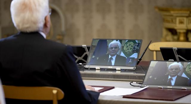 Mattarella: &#8220;La diffidenza dei giovani nei confronti della politica rende la comunità più fragile&#8221; &#8211; VIDEO