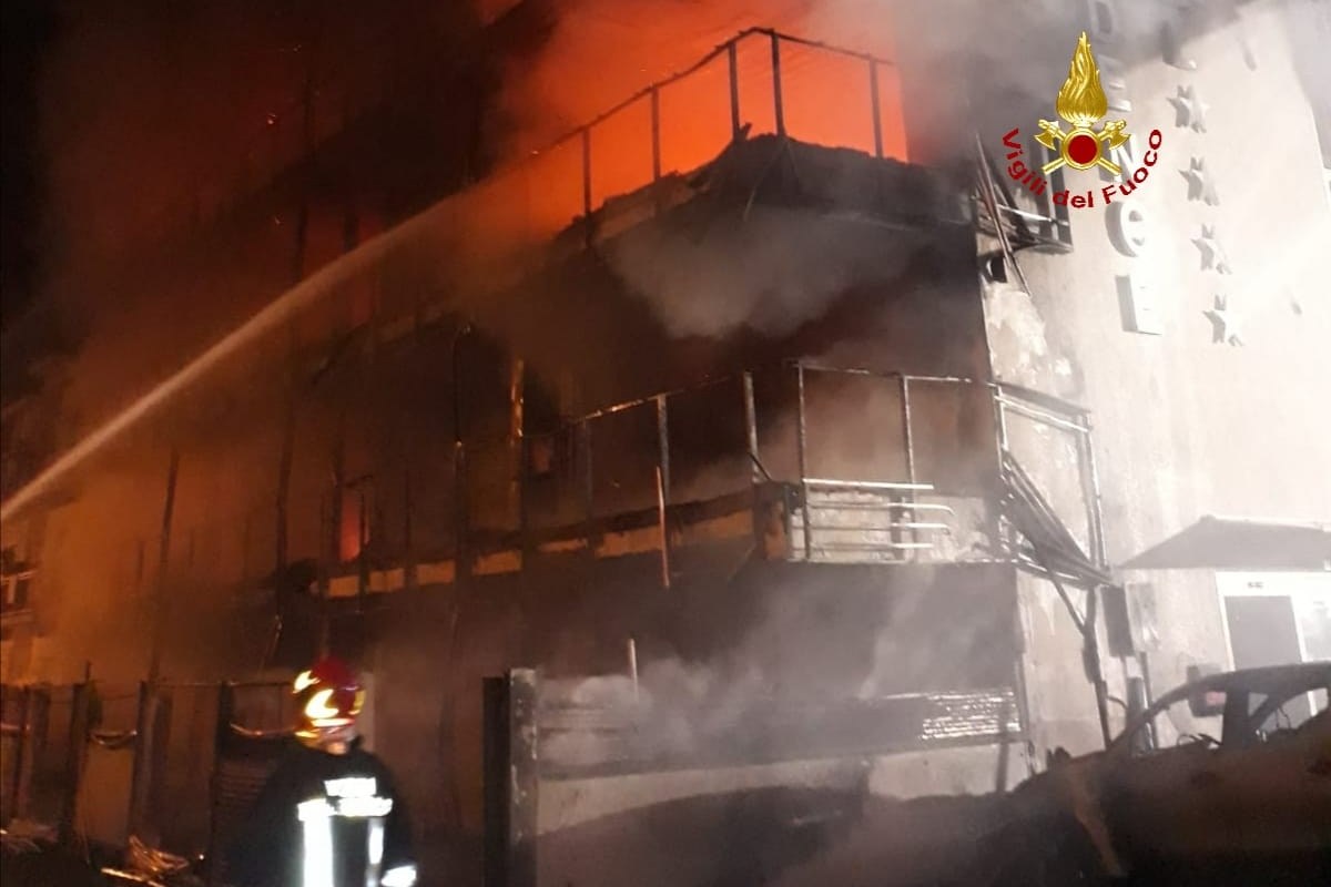 Hotel in fiamme a Montalto di Castro