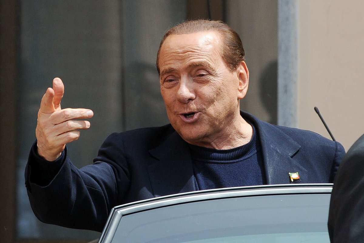 Berlusconi, 5.000 palloncini azzurri sugli studi Mediaset