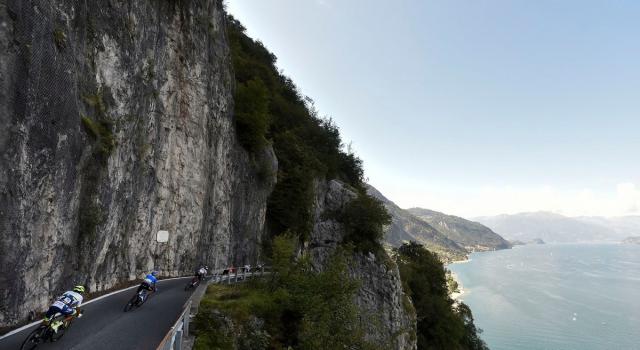 Giro di Lombardia Remco Evenepoel cade in un burrone. Il video