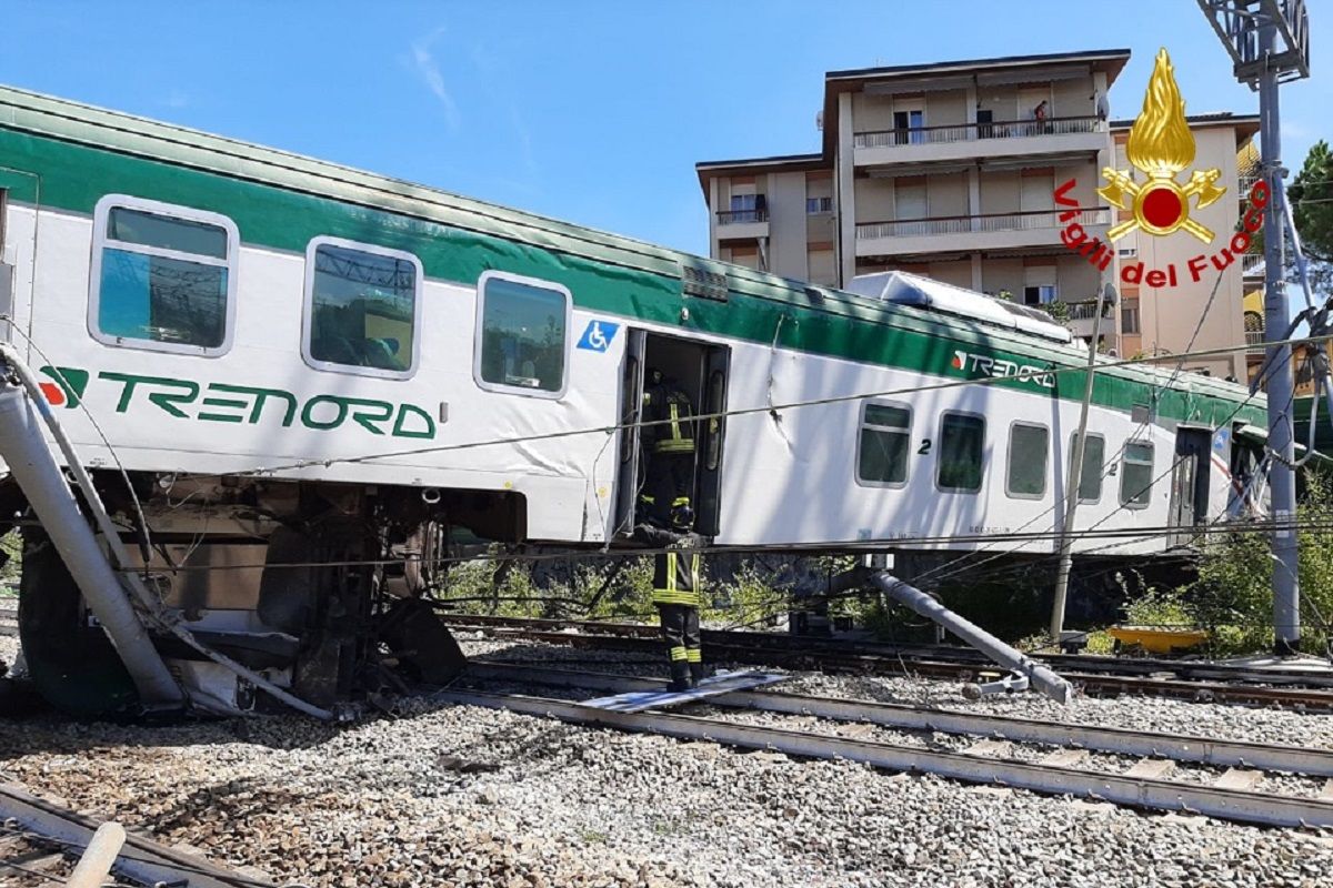 Treno deragliato a Carnate, si indaga per disastro colposo. Sospesi macchinista e capotreno