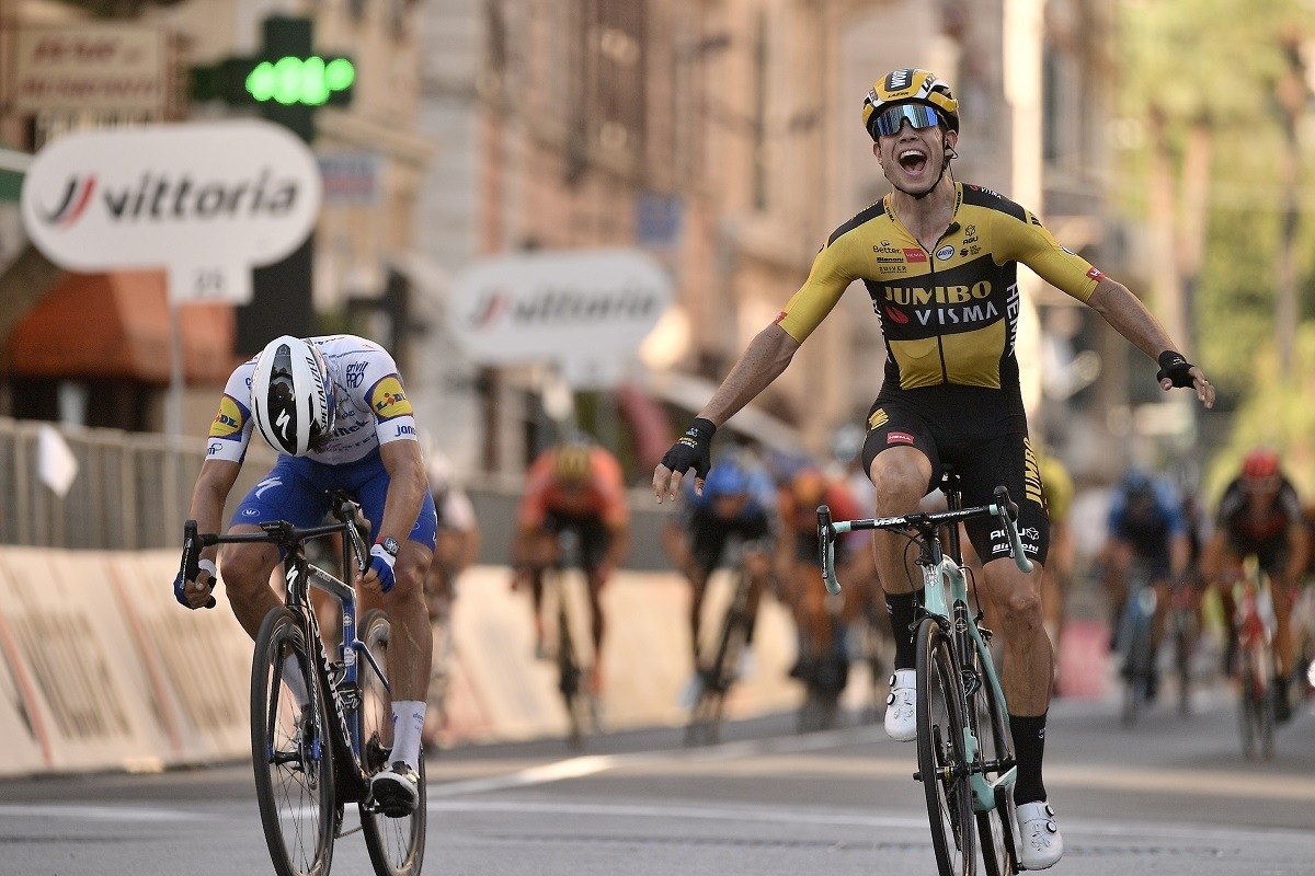 Ciclismo, Wout van Aert trionfa alla Milano-Sanremo (FOTO)
