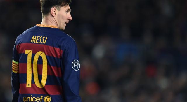 Il padre di Messi a Barcellona, &#8216;Difficile che resti&#8217;. Il club mette Leo nella locandina per la presentazione della nuova maglia