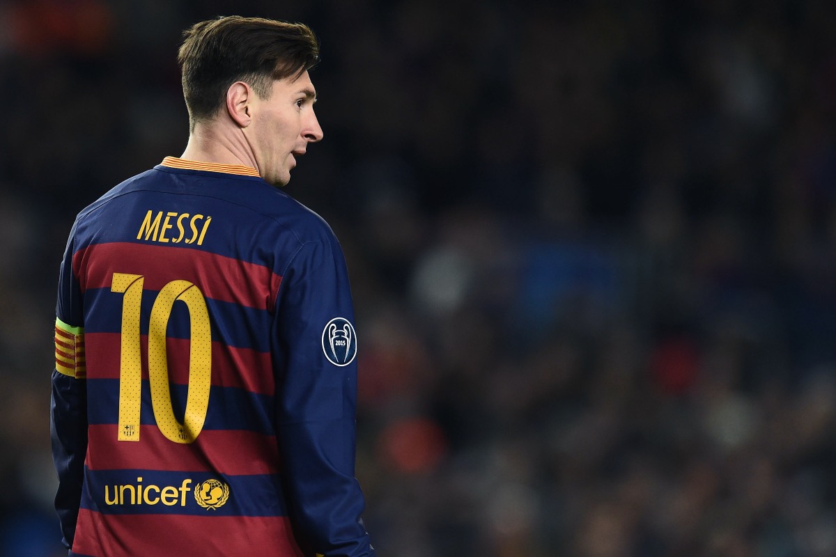 Il padre di Messi a Barcellona, ‘Difficile che resti’. Il club mette Leo nella locandina per la presentazione della nuova maglia