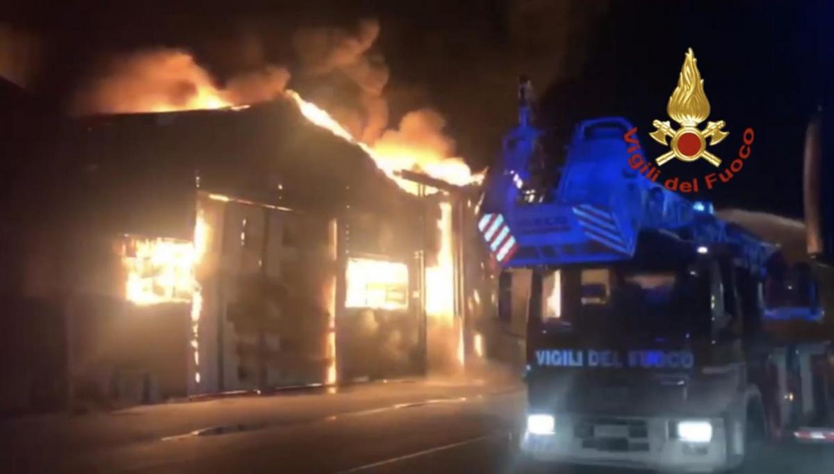 Vasto incendio ad Ancona, chiuse tutte le scuole