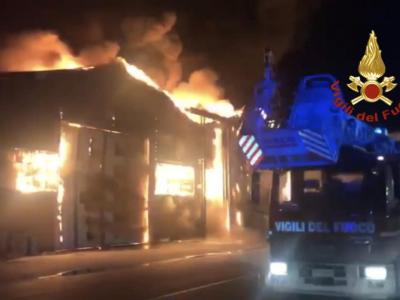 Vasto incendio ad Ancona, chiuse tutte le scuole