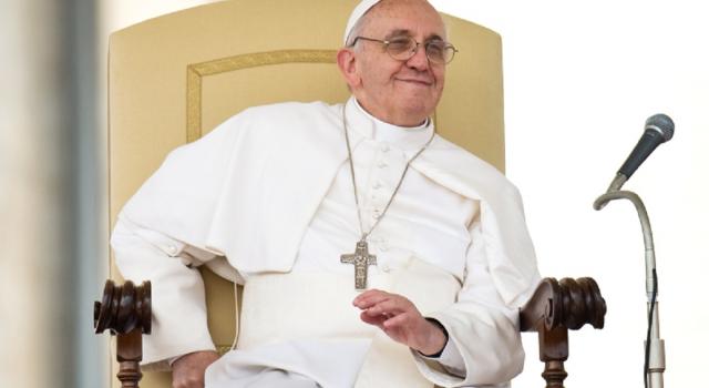 Papa Francesco contro le fake news: &#8220;La corruzione del denaro&#8221;