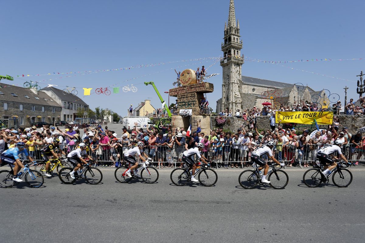 Tour de France, Roglic ‘ipoteca’ il Tour. A La Roche-sur-Foron successo di Kwiatkowski